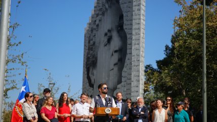 Boric aludió a Kast en inauguración de monumento a Gabriela Mistral: 