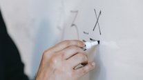 Académica apunta a política de género para cerrar brechas entre hombres y mujeres en matemáticas