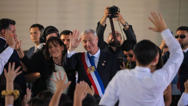 Kast tuvo primer acto público en un liceo: 